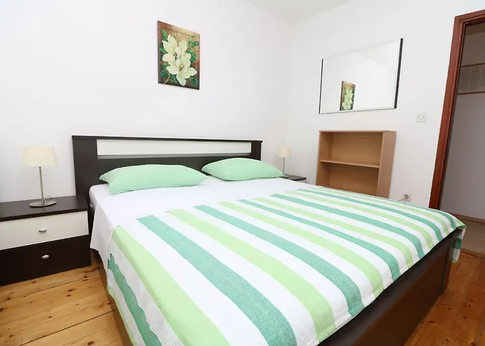 Apartment Tomasic With Terrace
