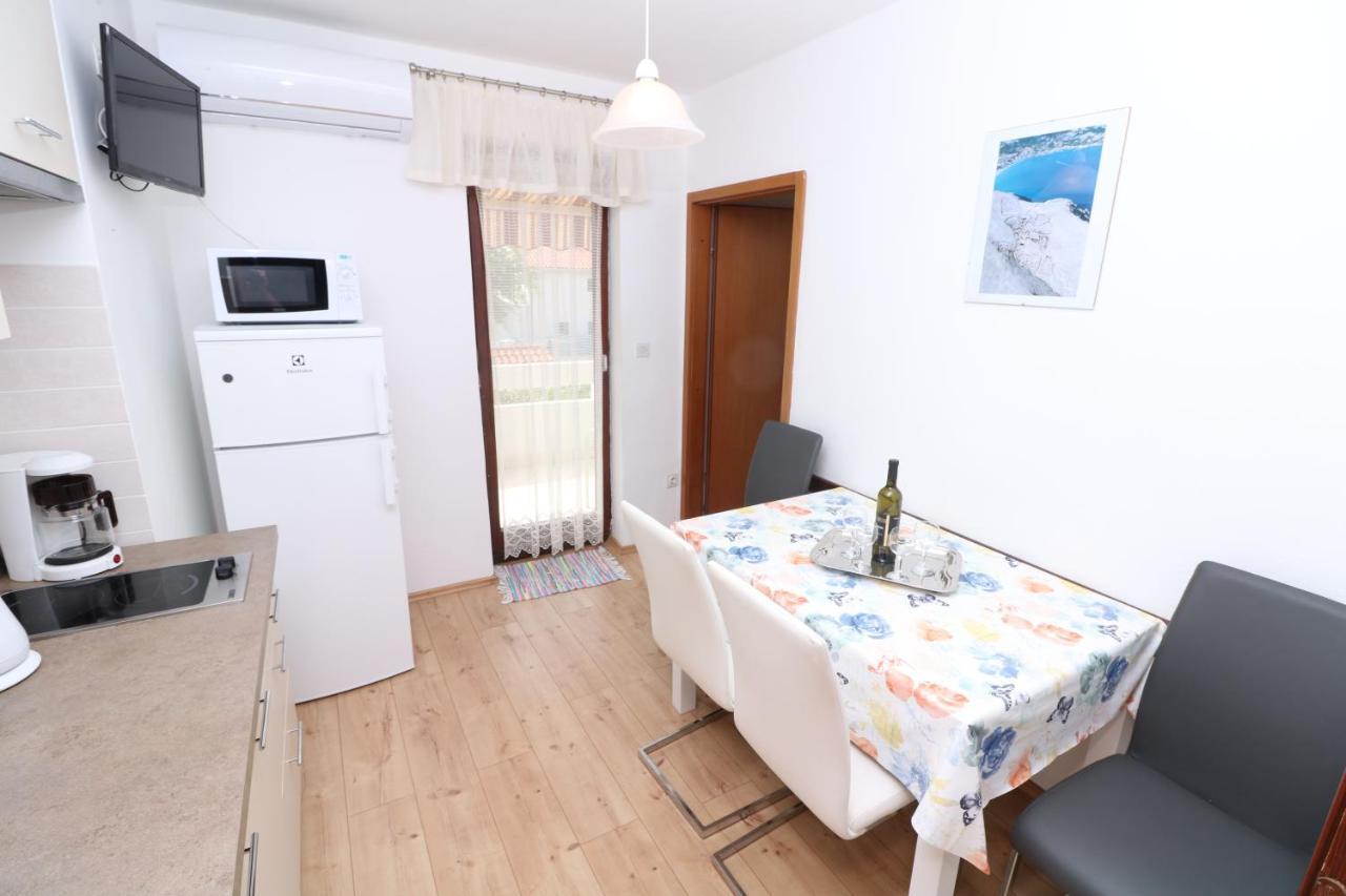 Tomasic With Terrace Apartament